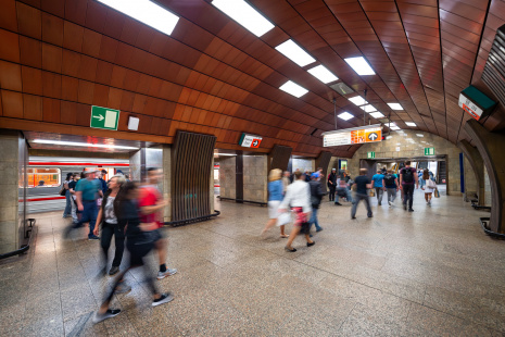 Metro A – nástupiště stanice Želivského