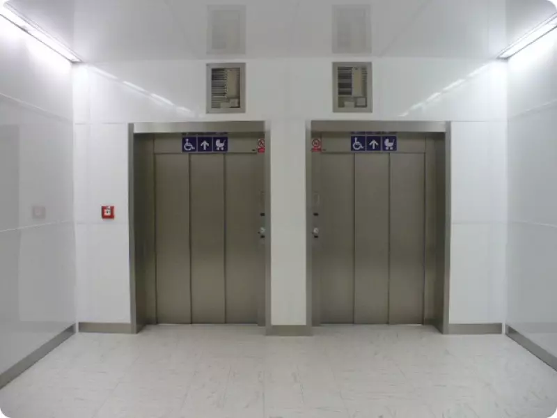 Vstup do výtahů v úrovni přestupní chodby.