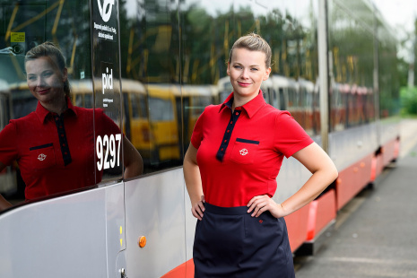 Nová uniforma řidičky tramvaje DPP – dámské červené polotriko s légou a logem DPP, tmavě modrá sukně s logem DPP. FOTO: DPP – Petr Hejna