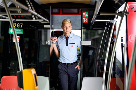 Nová uniforma řidiče tramvaje DPP – pánské světle modré polotriko s légou a logem DPP, tmavě modré kalhoty s logem DPP, černý pásek. FOTO: DPP – Petr Hejna