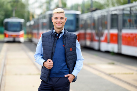 Nová uniforma řidiče tramvaje DPP – pánská světle modrá košile s dlouhým rukávem s légou, pánská modrá úpletová vesta s logem DPP, pánská celoroční tmavě modrá vesta s logem DPP.