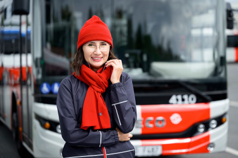 Nová uniforma řidičky autobusu DPP – dámská tmavě modrá větrovka s reflexními prvky, dámská červená šála a čepice s logy DPP. FOTO: DPP – Petr Hejna