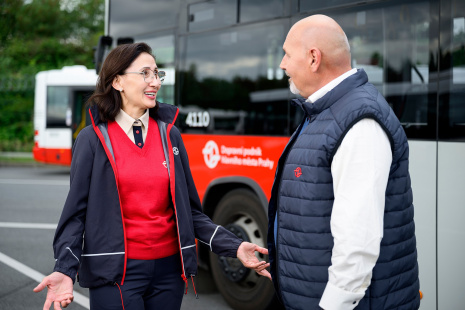 Nové uniformy řidičky a řidiče autobusu DPP – dámské béžové polotriko s légou, dámská červená úpletová vesta s logem DPP, dámská tmavě modrá větrovka s logem DPP a reflexními prvky.