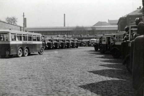 1932 garáž Rustonka před stěhováním